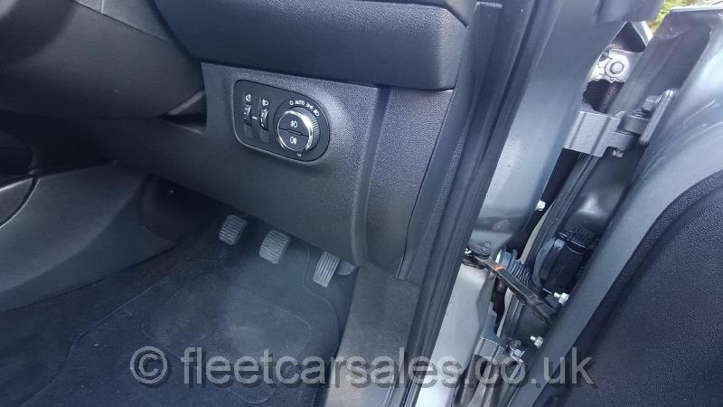 corsa sri 2019 auto lights