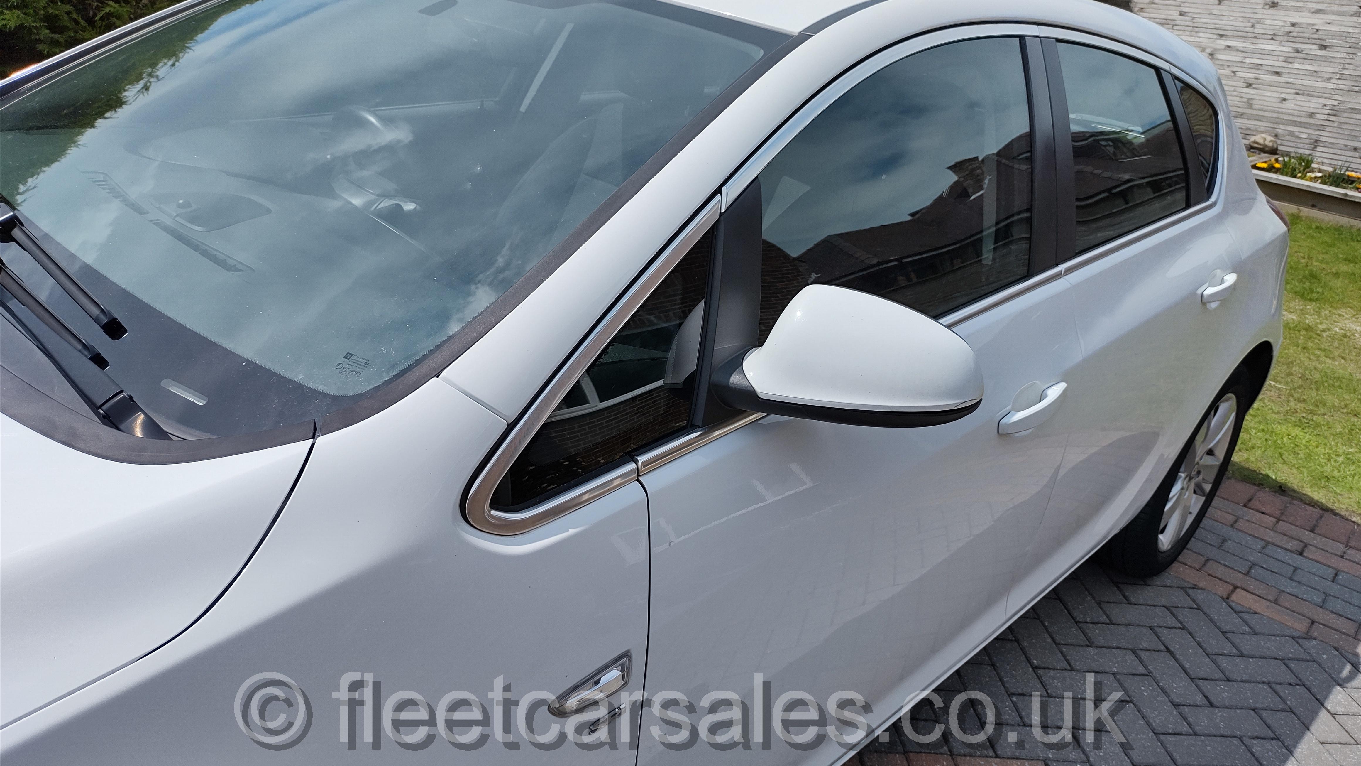 Vauxhall Astra SRI DTi 136 bhp 16V
            5 door hatchback near side