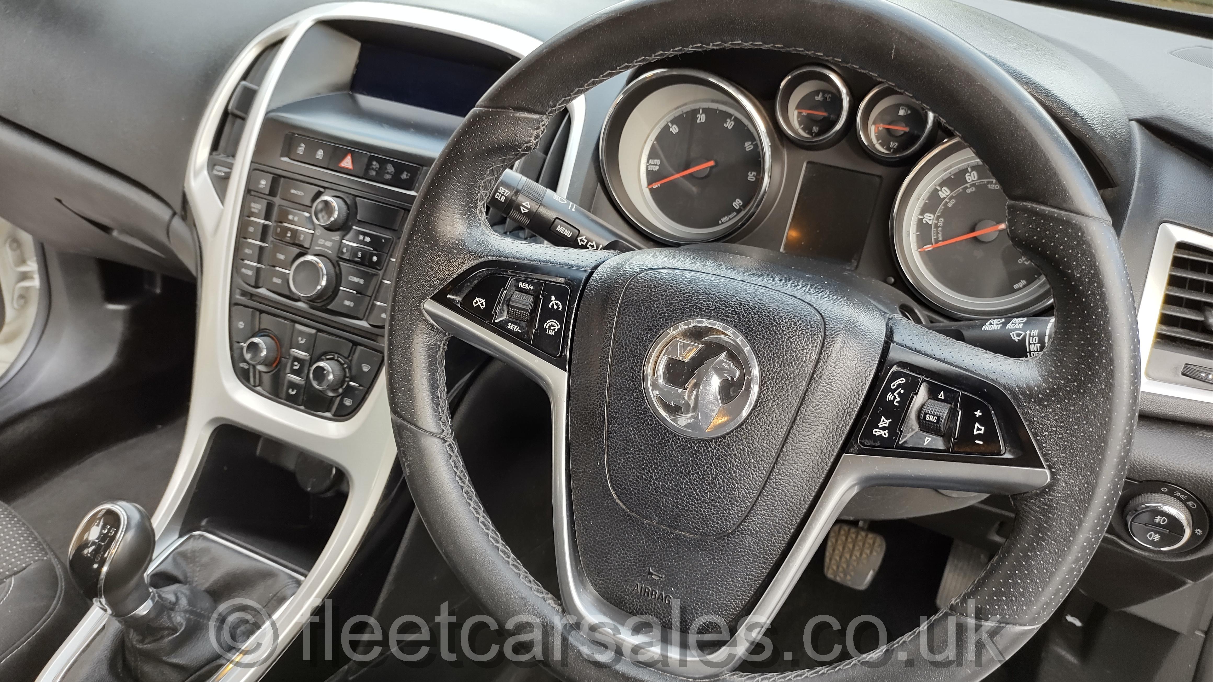 Vauxhall Astra SRI DTi 136 bhp 16V
            5 door hatchback steering wheel