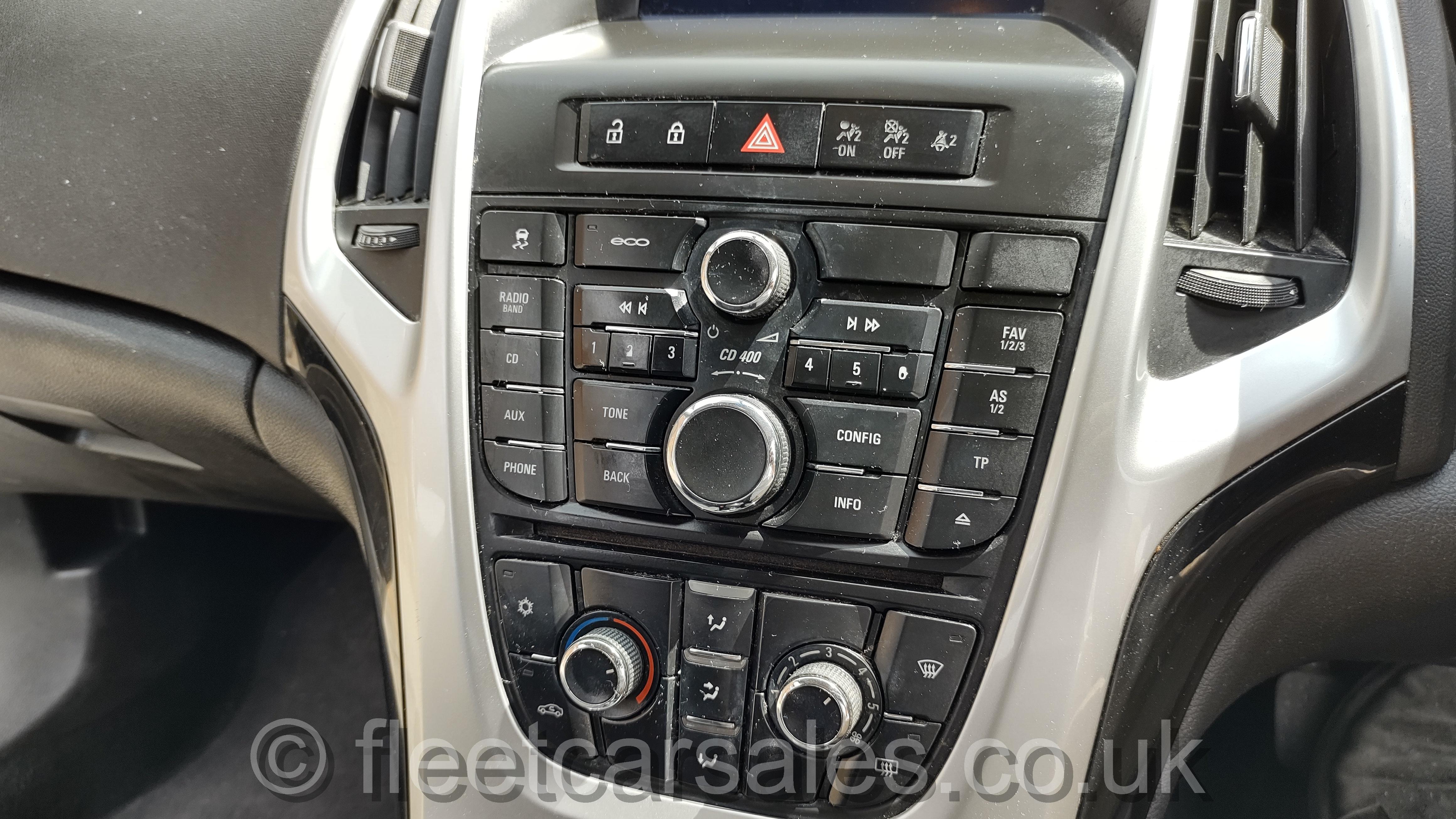 Vauxhall Astra SRI DTi 136 bhp 16V
            5 door hatchback air conditioning