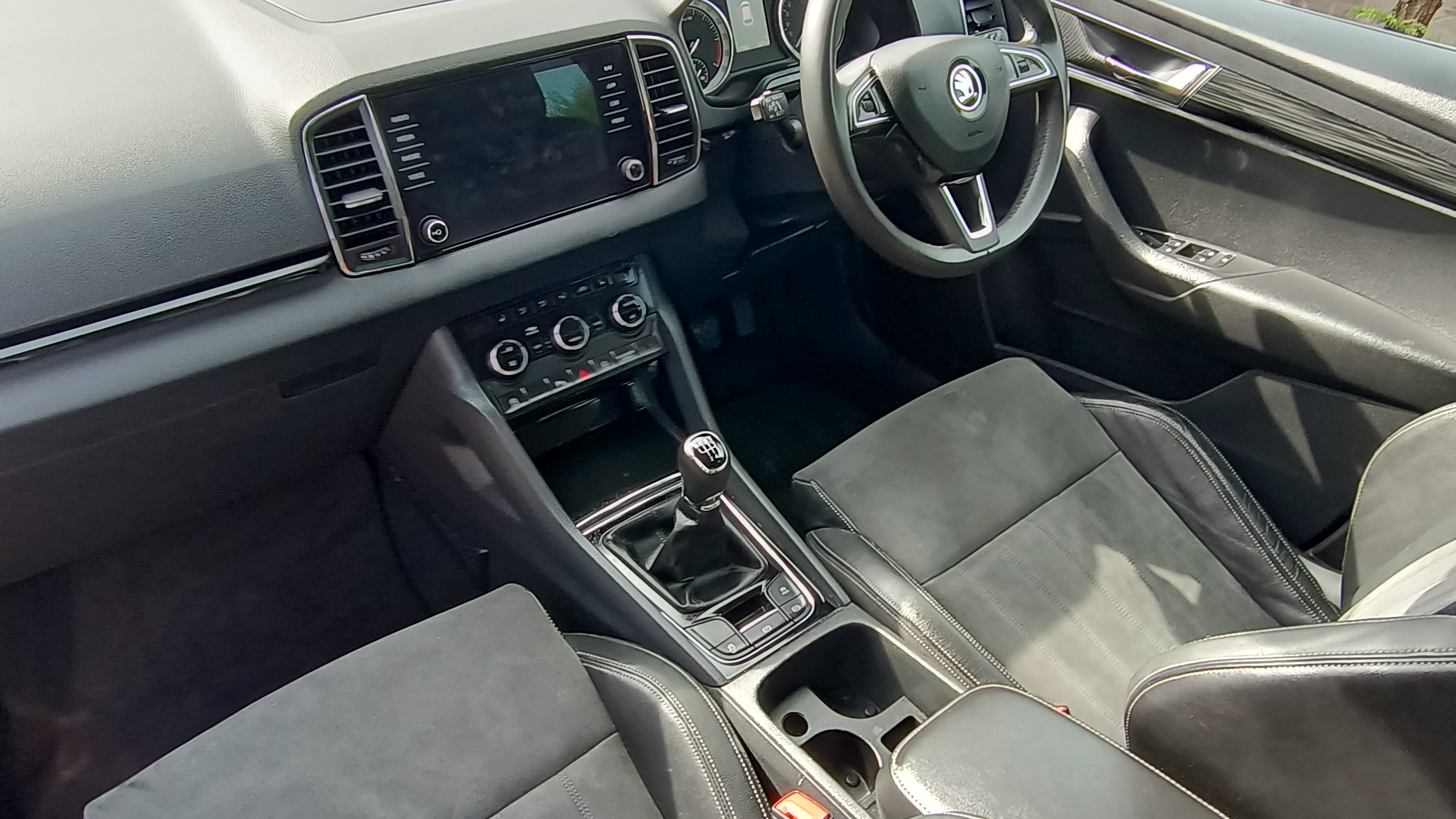 karoq se half leather trim