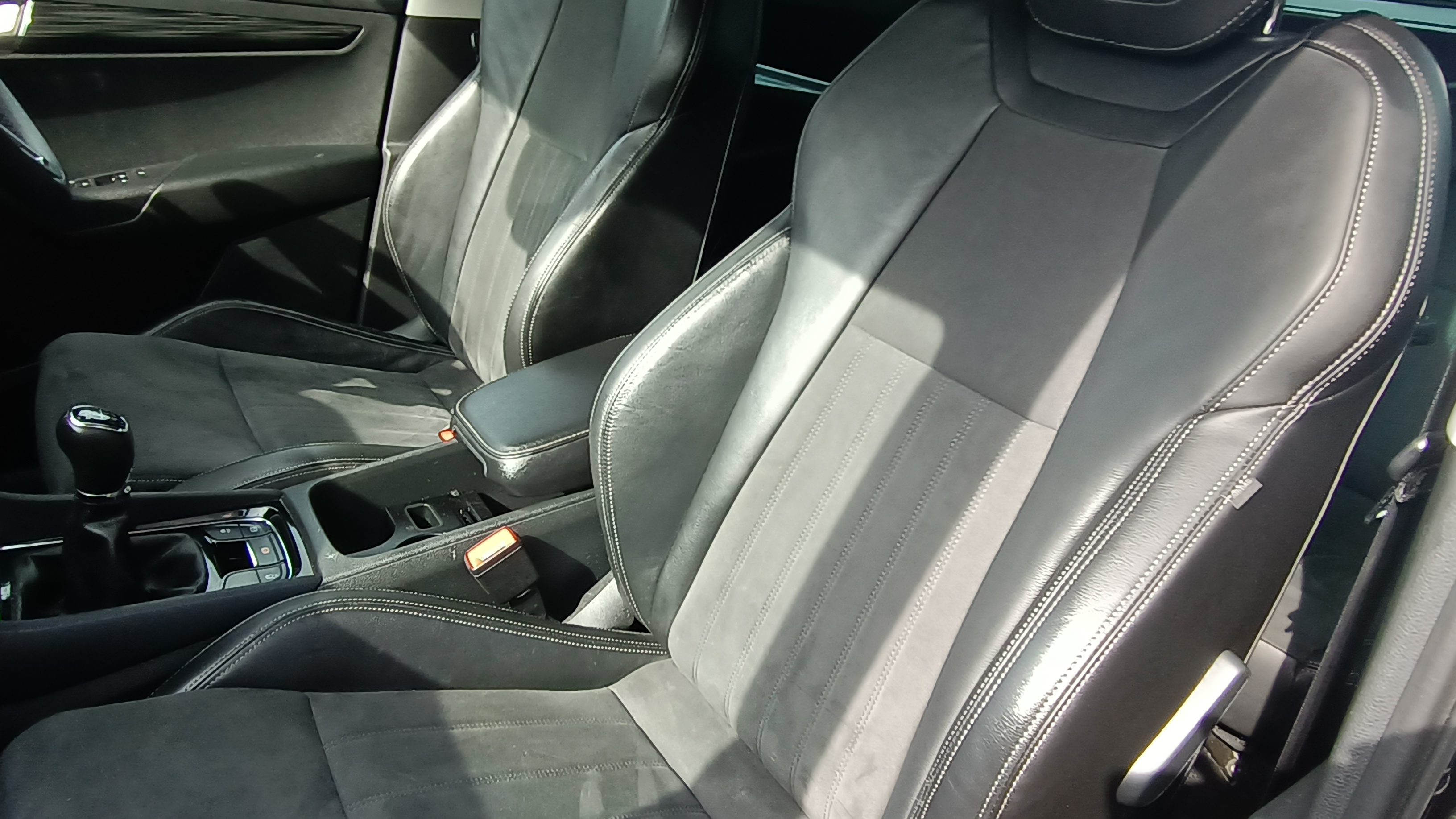 karoq se interior seats