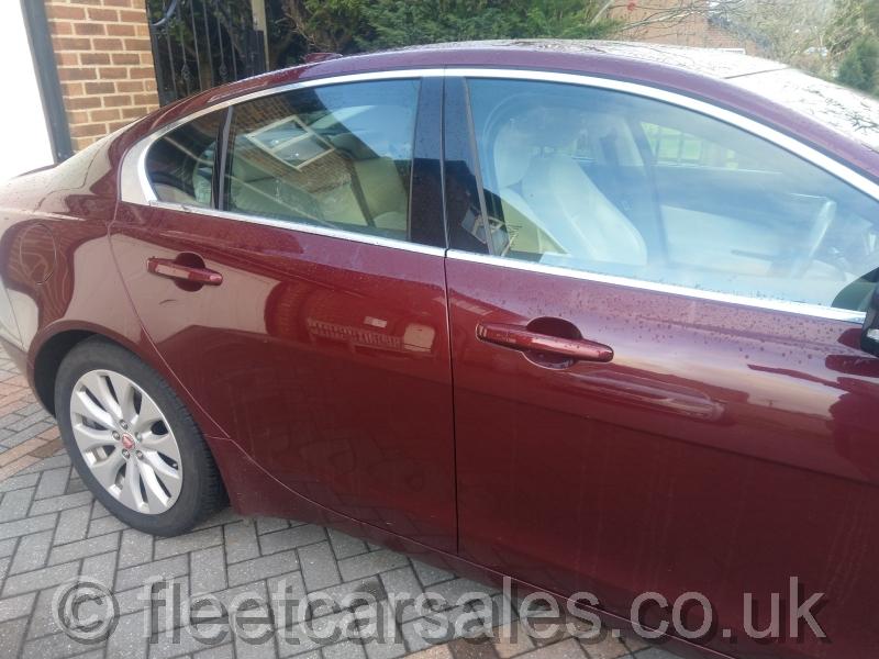Jaguar XE 2.0 Portfolio metallic red