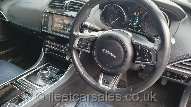 Jaguar XE R Sport 2.0 D cockpit