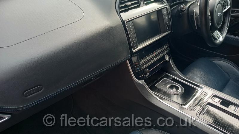 Jaguar XE R Sport 2.0 D dash